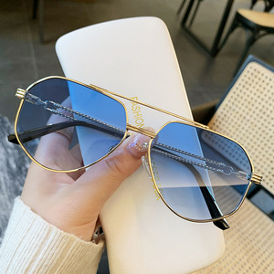 Nuovi <span class=keywords><strong>occhiali</strong></span> <span class=keywords><strong>da</strong></span> <span class=keywords><strong>sole</strong></span> <span class=keywords><strong>da</strong></span> uomo in metallo a doppio raggio protezione irregolare <span class=keywords><strong>da</strong></span> <span class=keywords><strong>sole</strong></span> <span class=keywords><strong>da</strong></span> <span class=keywords><strong>donna</strong></span> <span class=keywords><strong>occhiali</strong></span> <span class=keywords><strong>da</strong></span> <span class=keywords><strong>sole</strong></span> aviazione - Product Image 4