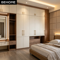 Armoire intégrée bicolore avec étagère ouverte, miroir de dressing LED et rangement pour chambre à coucher, idéale pour villa, appartement, hôtel ou projet hôtelier