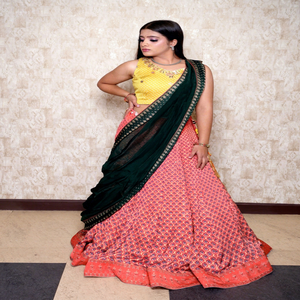 Lehenga Choli Tradicional Indio para Mujer, Blusa Amarilla, Traje de Boda, Largo hasta el Suelo, Corte Regular, Dupatta con Drapeado - Product Image 1