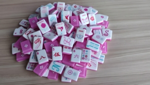 En stock – Nouvel ensemble de Mahjong américain en acrylique rose, écologique, portable, cadeau de luxe pour soirées de jeu en famille – 166 tuiles - Product Image 1