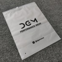 Meilleur Prix 100 Sacs d'emballage mats à fermeture éclair à faible MOQ pour vêtements, en PVC/PE/EVA, impression offset, avec valve de scellage et poignée, pour le rangement de bijoux