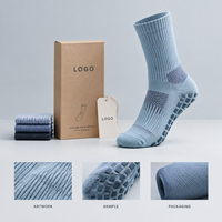 Chaussettes de football Graphic Grip en polyester recyclé et élasthanne, profil fin, maintien sûr sur le terrain, logo artistique, gradation des tailles