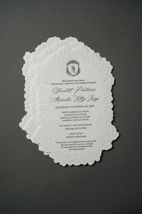 การ์ดเชิญงานแต่งงานลายดอกไม้แบบนูน  งานพิมพ์ตัวอักษรแบบ Letterpress  กระดาษคอตตอนเนื้อพิเศษ  งานแฮนด์เมดสุดหรู - Product Image 4