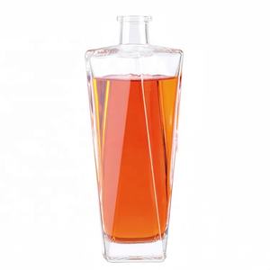 Personnalisé Unique Forme 500ml 750ml Carré Liqueur <span class=keywords><strong>Bouteille</strong></span> En Verre <span class=keywords><strong>Bouchon</strong></span> de Liège pour Brandy Vodka Gin Rhum Whisky Sérigraphie Surface - Product Image 1