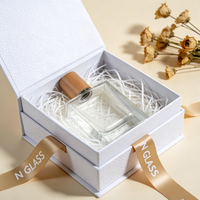 Vente en gros de flacons pulvérisateurs en verre personnalisés de 50 ml, forme carrée, design linéaire, avec pompe pulvérisatrice, sérigraphie, bouchon à vis, emballage en boîte pour
