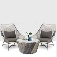 Ensemble de trois pièces de table et chaises de balcon en rotin pour l'extérieur/l'intérieur - Meubles élégants et modernes à structure en aluminium pour jardins de luxe