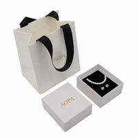 Boîte à bijoux rigide carrée de luxe avec logo imprimé personnalisé en papier couché, gaufrage, design portable, pochette pour boucles d'oreilles et colliers