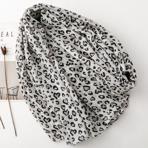 Pañuelo Ligero de Viscosa y Algodón para Mujer, Transpirable, con Diseño de Leopardo Pequeño, Protección Solar para Primavera/Verano, Ideal para Viajes y Actividades al Aire Libre - Product Image 4