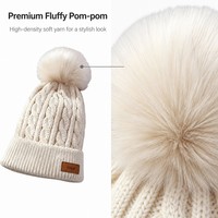 Bonnet à pompon, bonnet d'hiver chaud en tricot acrylique avec pompon en fausse fourrure moelleuse, logo personnalisé en cuir pour fournisseur de chapeaux en gros