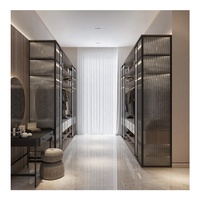 Armoire de chambre en bois au design moderne et épuré, avec 4 portes, pour femme, servant également de coiffeuse et de rangement.