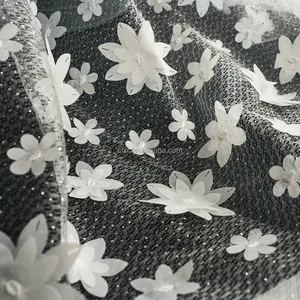 प्रतिस्पर्धी मूल्य 3D फूल कढ़ाई Tulle कपड़े सफेद दुल्हन Tulle फीता कपड़े उच्च अंत कढ़ाई