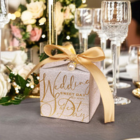 Boîte de bonbons de mariage pailletée de luxe en gros avec ruban de perles faveurs de forme carrée avec logo personnalisé pour les invités douche nuptiale