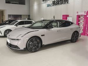 Lynk & Co 10 EM-P 2025 Berlina Media-Grande, Autonomia PHEV WLTC 100-192km, Potenza 390kW, Auto Familiare Premium 4 Porte 5 Posti - Product Image 2