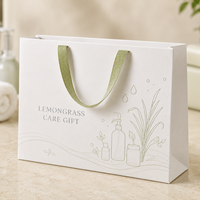 Sac cadeau en papier blanc de qualité supérieure, carton de qualité supérieure, surface de lamination mate, pour boutique de vêtements et de mode, personnalisable