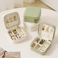 Coffret à bijoux de voyage pour cadeau de mariage, organiseur portable pour bagues, boucles d'oreilles et colliers, petite boîte à bijoux en cuir personnalisée