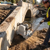 Compacteur de plaques électrique TerraForce TF-C150E 125 kg 3 kW, force centrifuge de 20 kN pour la compactation du sol des cours et des parkings