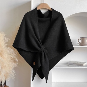 Elegante chal triangular de punto con nudo cruzado, de color liso, mezcla de lana suave, para mujer, bufanda cálida de invierno, tipo bandana, capa pequeña. - Product Image 6