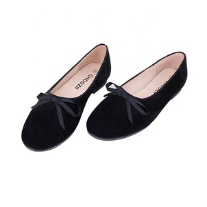 Nouveau design de chaussures plates pour femmes à tige en cuir suédé noir vente en gros - Product Image 5