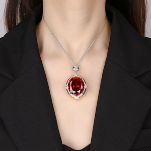 Collar con Colgante de Flor de Orquídea de Alta Calidad, Ecológico, Chapado en Oro sobre Cobre, con Circonita Cúbica Roja de Corte Ovalado de 25*30 mm - Product Image 6
