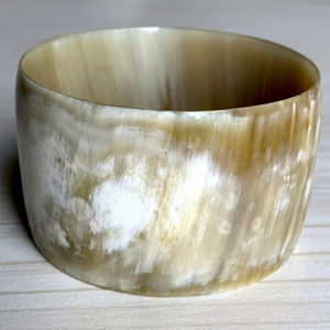 Pulsera/Brazalete Artesanal de Cuerno de Buey y Cuarzo, Diseño Moderno y Clásico con Engaste de Canal, Unisex, Regalo para Bodas/Fiestas, Falak World - Product Image 1