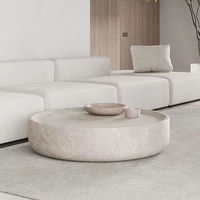Table à manger ronde en marbre travertin avec base en ciment, style moderne minimaliste, décoration de salle à manger en béton pour hôtel et hôpital