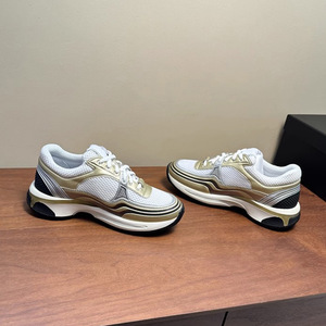 Zapatillas bajas gruesas para mujer, blancas de malla con detalles plateados, emblema de doble anillo y suela en capas - Product Image 1