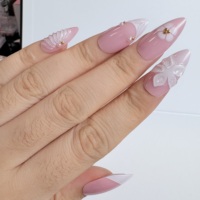 Vente en gros de faux ongles personnalisés à étiquette privée, en forme d'amande, avec fleurs 3D, perles dorées, pointe française, rose nude, pour femmes
