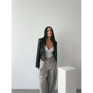 Veste courte en cuir de vachette noir à bouton unique, réversible, style bomber avec logo personnalisé et tissu satiné, taille XL pour la saison d'automne - Product Image 3