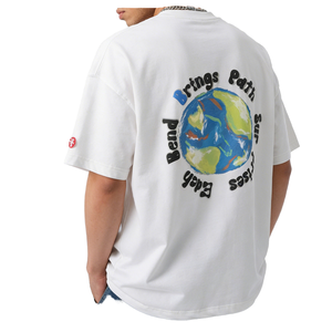 Camiseta de Manga Corta para Hombre de Alta Calidad 2026, Blanca, de Algodón, Estilo Urbano, con Gráfico Colorido de Tierra con la Frase "Each Bend Brings Path" - Product Image 1