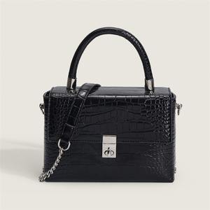 กระเป๋าถือลายจระเข้สีขาวพร้อมตัวล็อคโลหะหรูหราและประณีต - Product Image 2