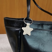 Porte-clés personnalisé en cuir PU en forme d'étoile, vente en gros, breloque de sac à dos, cadeaux promotionnels, support de clés de voiture
