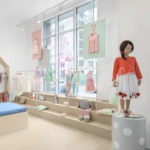 Estante de exhibición de madera Mdf personalizado para tienda de ropa de bebé, estante de exhibición para ropa de niño