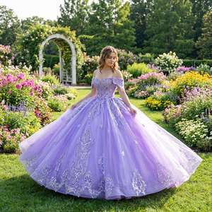 Robe de Quinceañera Lsmc95 Lavender Princess, style robe de bal moderne, taille naturelle, avec appliques de dentelle de luxe mexicaines, coupe maternité et décolleté cœur - Product Image 1