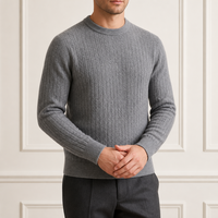 Maßgefertigter Herren-Zopfmusterpullover mit Rundhalsausschnitt aus Reiner Wolle mit Faux-Layered-Kontrastbesatz Warm OEM ODM Direkt vom Hersteller Private Label