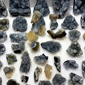 Lot de spécimens minéraux en gros : Grappe de calcédoine bleue naturelle avec druse et calcite, roches de cristal brutes du Maharashtra, Inde - Product Image 1