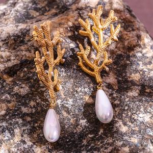 Boucles d'oreilles minimalistes en perles et or Bijoux imperméables en acier inoxydable plaqué 18 carats pour femmes - Product Image 3