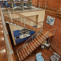 Escalier de villa au design moderne avec rampes carrées en acier inoxydable, escalier intérieur durable pour appartement et hôtel