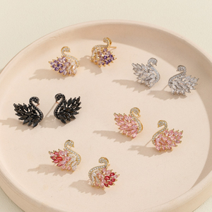 <span class=keywords><strong>Orecchini</strong></span> a Forma di Cigno di Lusso all'Ingrosso, Gioielli Bianchi e Neri con Gradiente Rosa, Zirconi Scintillanti, Piccoli <span class=keywords><strong>Orecchini</strong></span> a Perno <span class=keywords><strong>per</strong></span> Ragazze - Product Image 1