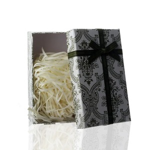 Boîte cadeau en papier artisanal laminé mat carré, décorée de nœuds et de rubans, personnalisable selon les besoins - Product Image 5