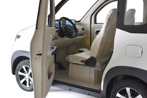 Voiture de mobilité fermée à espace plus large avec chauffage et climatisation - Product Image 3