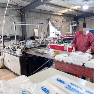 Machine de fabrication de sacs plats entièrement automatique Hongtong type 600, pour sacs gilet en plastique, taille 1,8x2m, pour usage industriel - Product Image 1