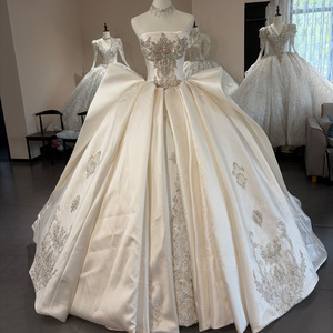 Vestido de Novia Moderno Wx379 de Satén Color Marfil sin Tirantes con Apliques de Encaje y Cristales, Cola Capilla - Product Image 6