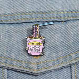 สีชมพูอาหารเส้นบะหมี่กึ่งสำเร็จรูปเข็มกลัดการ์ตูนตลกป้ายปกเครื่องประดับของขวัญสำหรับเด็กกระเป๋ายีนส์ hoodies ขายส่ง - Product Image 1