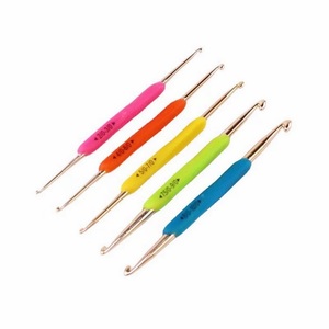 Crochet en aluminium à double tête coloré en gros avec manche en caoutchouc pour tricot et artisanat DIY - Product Image 4