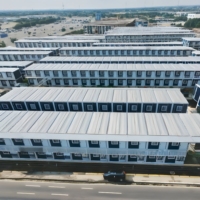 Maison conteneur préfabriquée en panneaux sandwich d'acier multifonctionnelle à construction rapide, design moderne, protection de l'environnement, temporaire