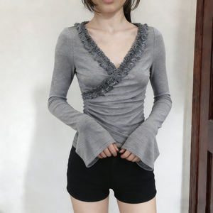 เสื้อแฟชั่นผู้หญิงปี 2026 สีเทา คอวี แต่งลูกไม้ แขนทรงระฆัง สไตล์นุ่มนวล แขนยาว ขายส่ง - Product Image 1