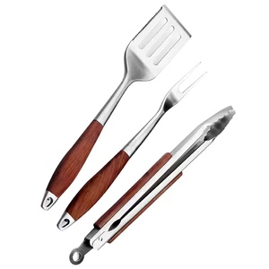 Ensemble <span class=keywords><strong>de</strong></span> 3 outils <span class=keywords><strong>de</strong></span> barbecue en acier inoxydable avec manches en bois - Outils <span class=keywords><strong>de</strong></span> grillade robustes pour barbecue, camping et cuisine en plein air - Product Image 1