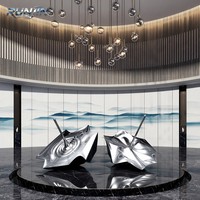 Sculpture Moderne Effet Métal Liquide Ondulé, Acier Inoxydable Poli Miroir, Forgée à la Main, Installation Artistique, Fabricant pour Hôtels