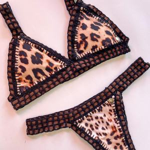 Conjunto de bikini australiano sexy rosa con lentejuelas, traje de baño reversible transpirable con sujetador bandeau y tanga larga con logo en la cintura - Product Image 5