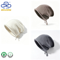 Gorro de punto suave y moderno para mujer, con cordón ajustable en la espalda, para clima frío, color crema, con borde enrollado, proveedor ODM OEM